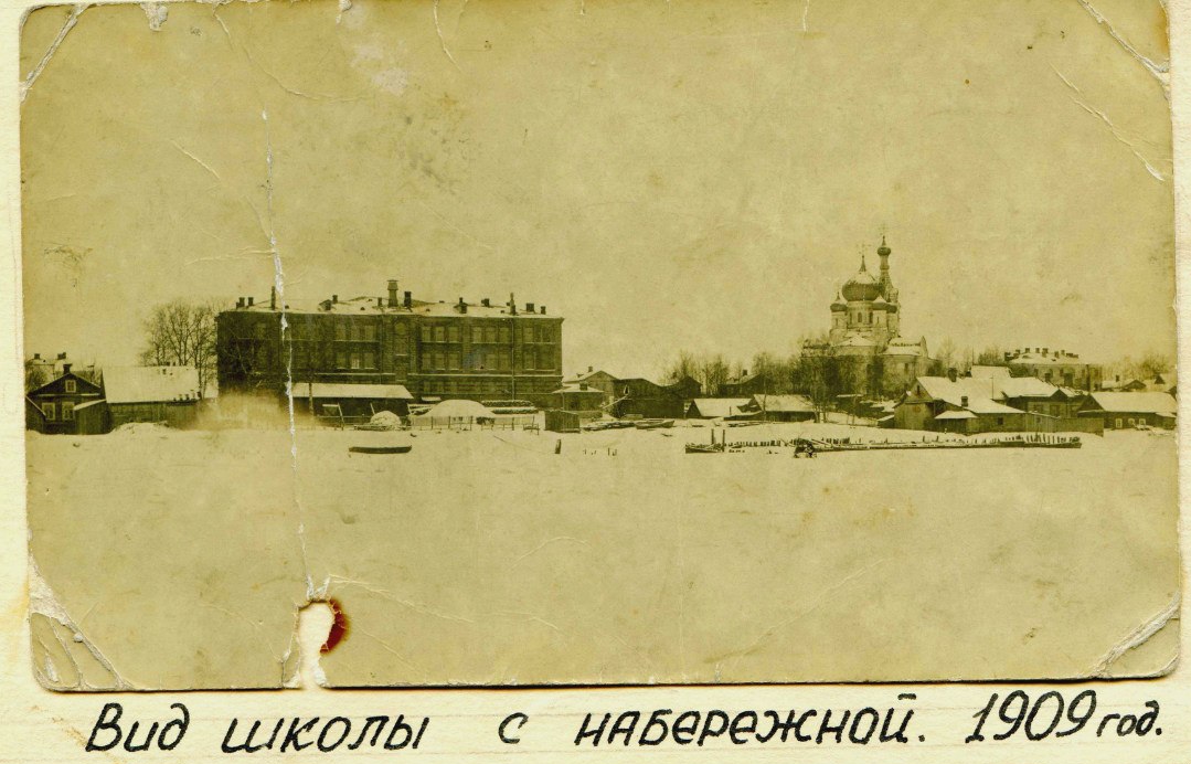 Школа в селе Рыбацком и Храм Покрова Пресвятой Богородицы, вид с Невы 1909 год. 