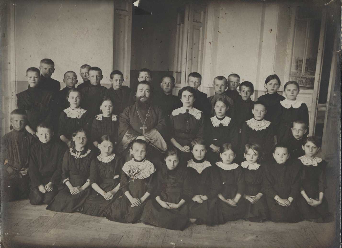 Николай Кулигин, пресвитер села Рыбацкое (1870-1937) с учениками церковно-приходской школы(предположительно)